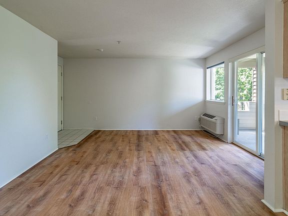 5th image of 639 N Riverpoint Blvd APT J205