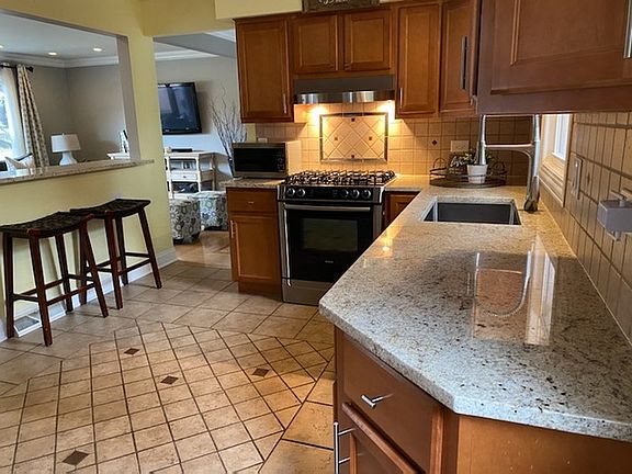 4th image of 1036 S Evergreen Ave