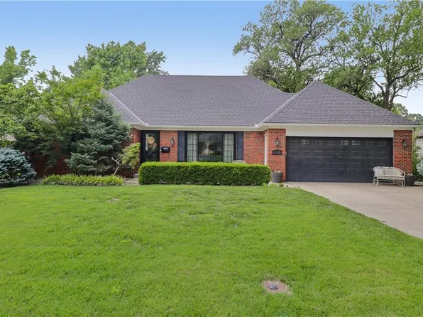 5218 Pawnee Dr, Roeland Park, KS 66205