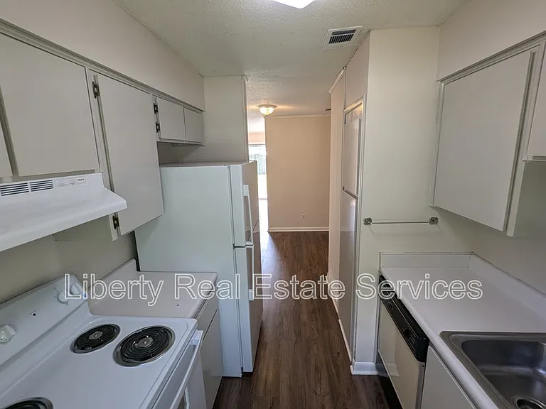 979 Live Oak Dr — Photo 6