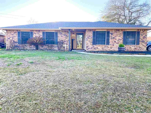975 Connecticut St, Bridge City, TX 77611