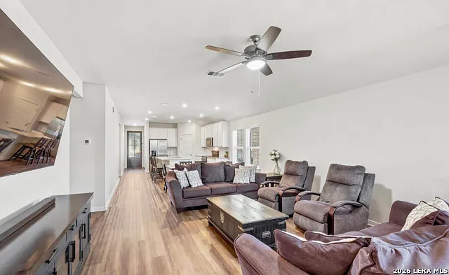 3 bed, 2.0 bath, 1989 sqft, $2,295 — Photo 3