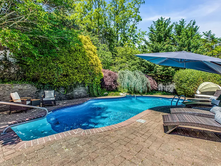 345 Colonial Rd — Photo 32