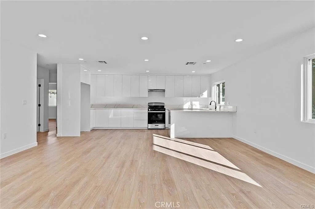 3 bed, 1385 sqft, $4,200 — Photo 4