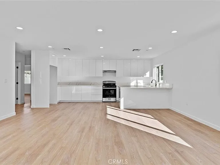 6842 Cedros Ave — Photo 4