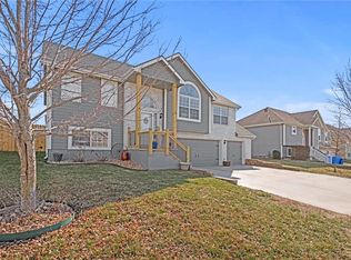 827 N Chestnut Dr, Tonganoxie, KS 66086