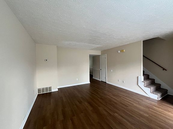 4th image of 554 Lost Cir #B