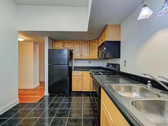 3rd image of 919 N Pennsylvania St #201
