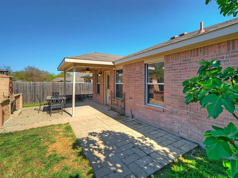 913 Dexter Dr — Photo 8