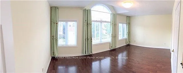 15 Sheila Cres — Photo 6