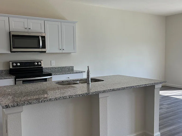 702 Camden Dr — Photo 10