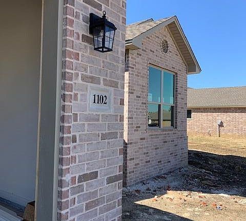 2nd image of 1102 Lindsey Ln