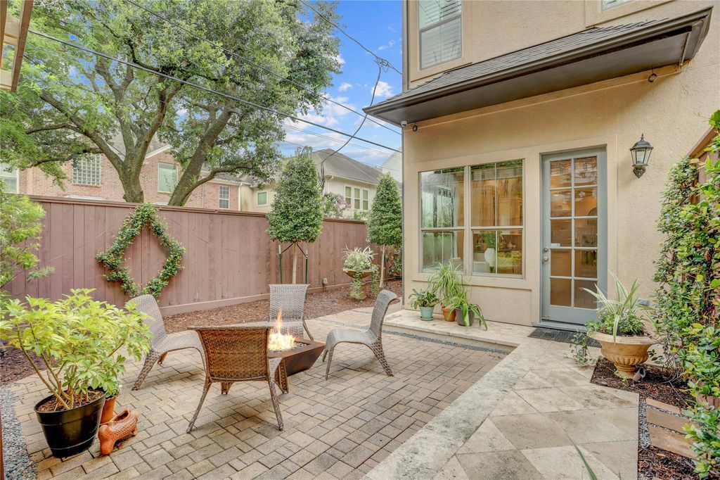 Apartment in Houston, Braeswood - View 5