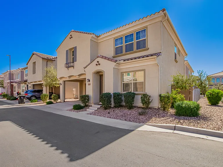 1131 E Marlin Dr — Photo 2