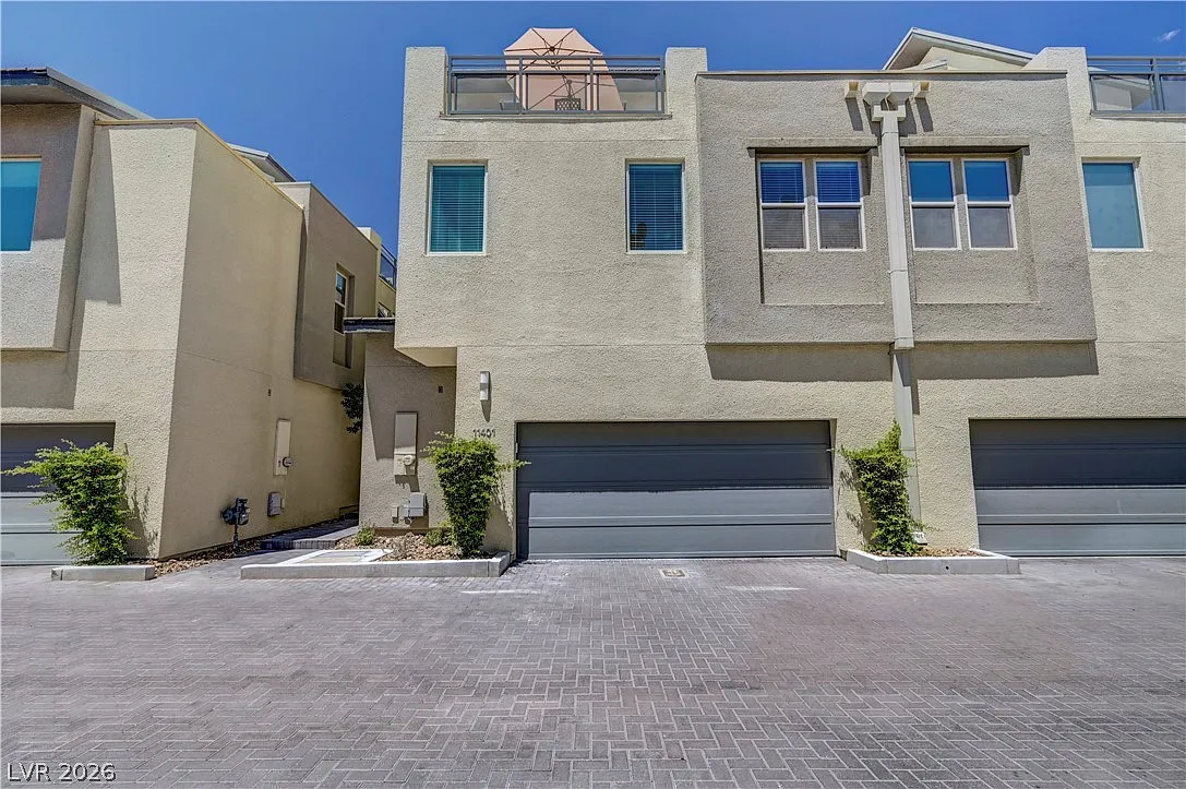 3 bed, 2.5 bath, 2298 sqft, $3,900 — Photo 2