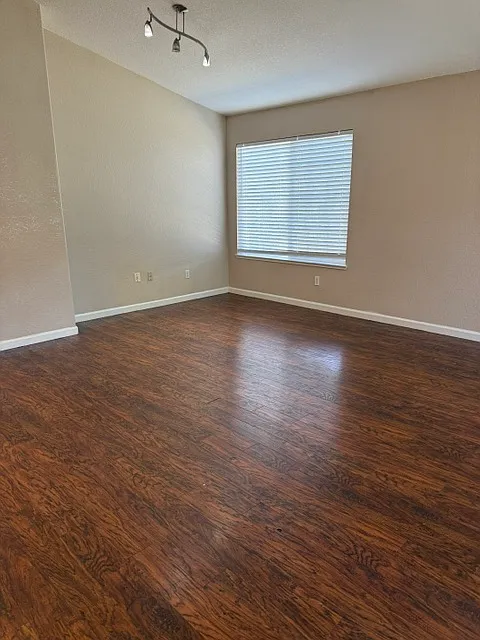 4 bed, 1834 sqft, $2,995 — Photo 4