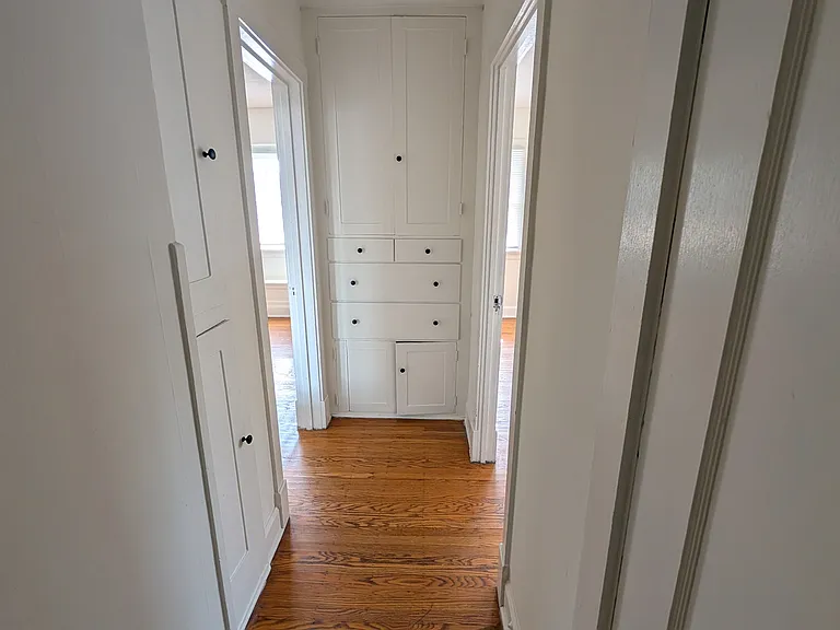 615 E 52nd St — Photo 10