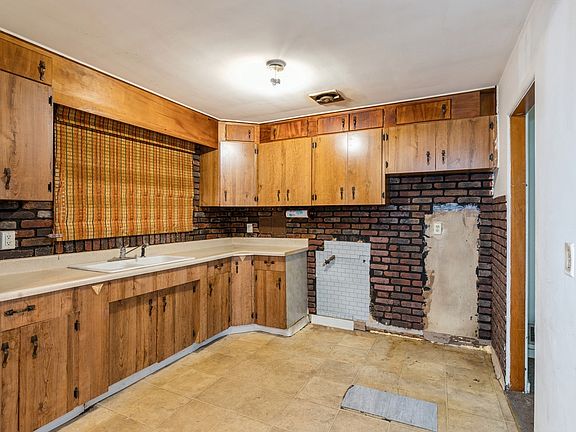 3rd image of 1608 Shirley Dr