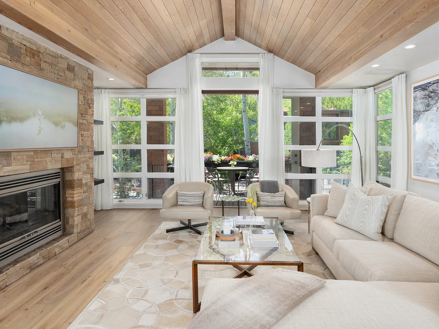 3 bed, 2584 sqft, $100,000 — Photo 4