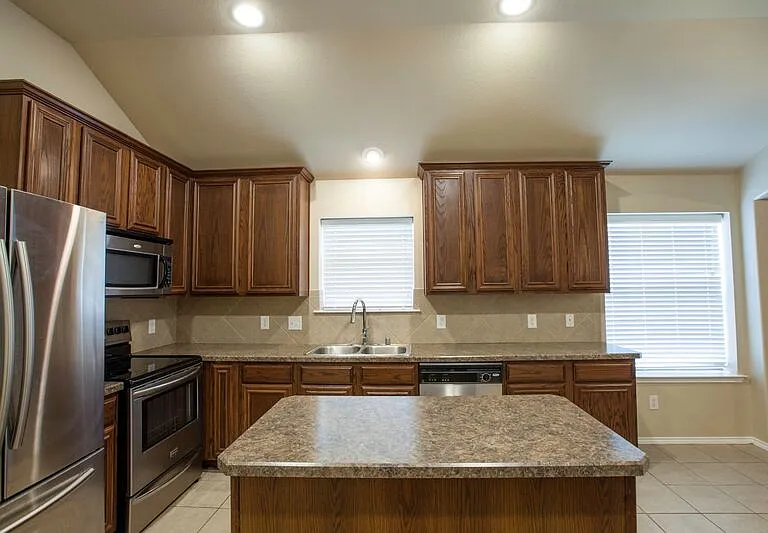 709 Alder Dr — Photo 8