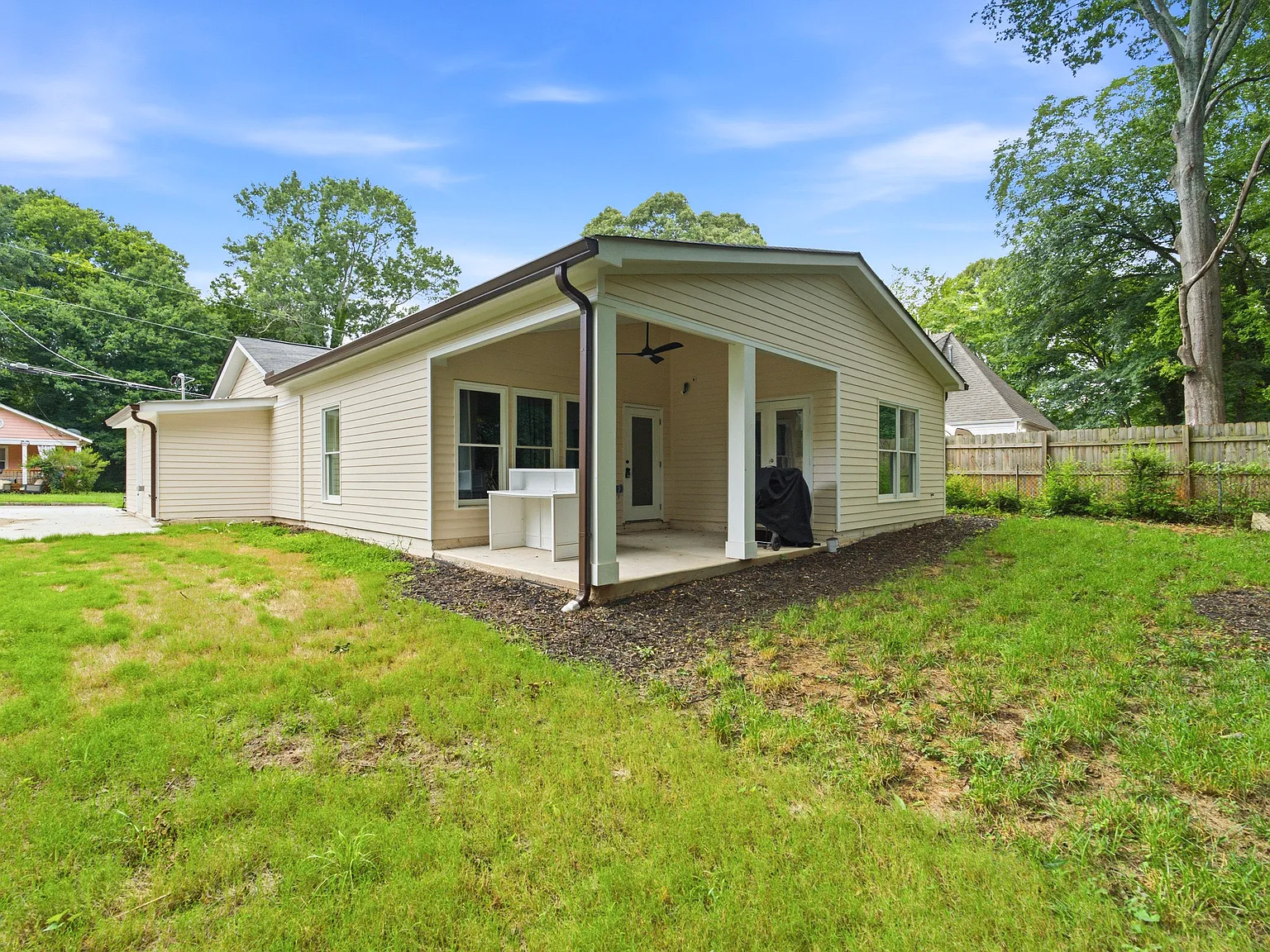 4 bed, 3.5 bath, 1900 sqft, $3,700 — Photo 2
