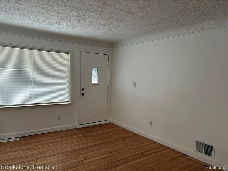 26707 Penn St — Photo 4