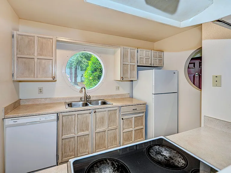 22715 Lakeview Dr #J2 — Photo 4