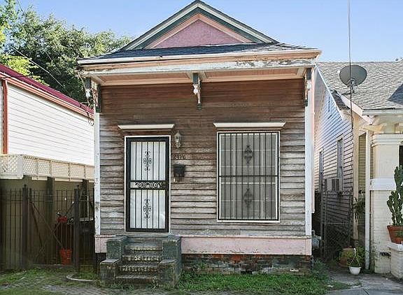 2nd image of 2418 Barracks St