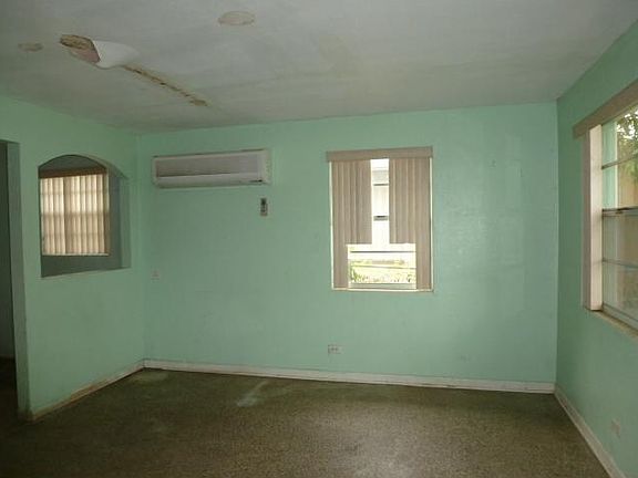 3rd image of 4546 Carver St