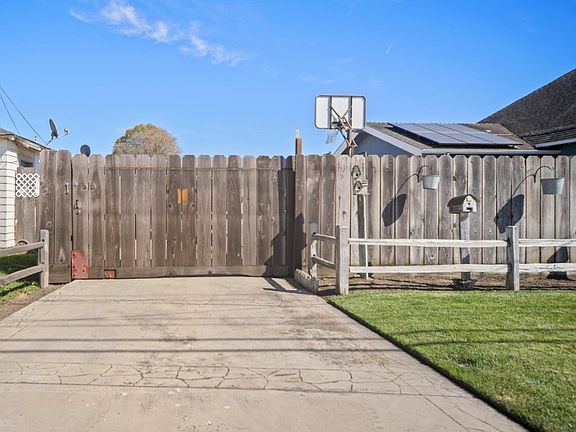 3rd image of 805 Iverson St