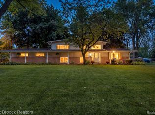 1752 Middle Trail Rd, Commerce Township, MI 48390