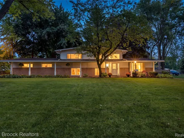 1752 Middle Trail Rd, Commerce Township, MI 48390