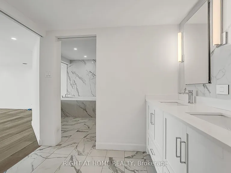 99 Harbour Sq #3008 — Photo 32