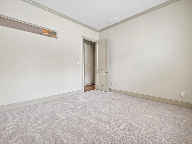 308 W Bell St — Photo 36