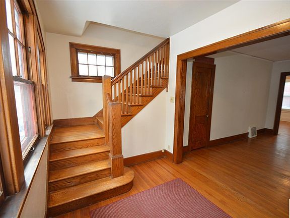 3rd image of 3060 Valley Dr