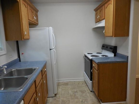 3rd image of 1951 Batts Ln