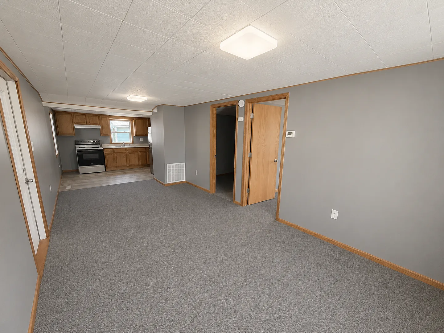 Spacious Family Home Near Schools and Parks in Rock Falls — Photo 4