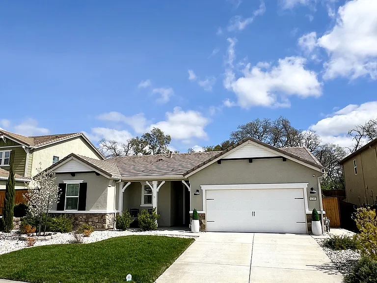 4216 Whitethorn Dr — Photo 4