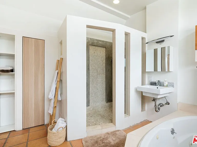 678 Broadway St — Photo 16