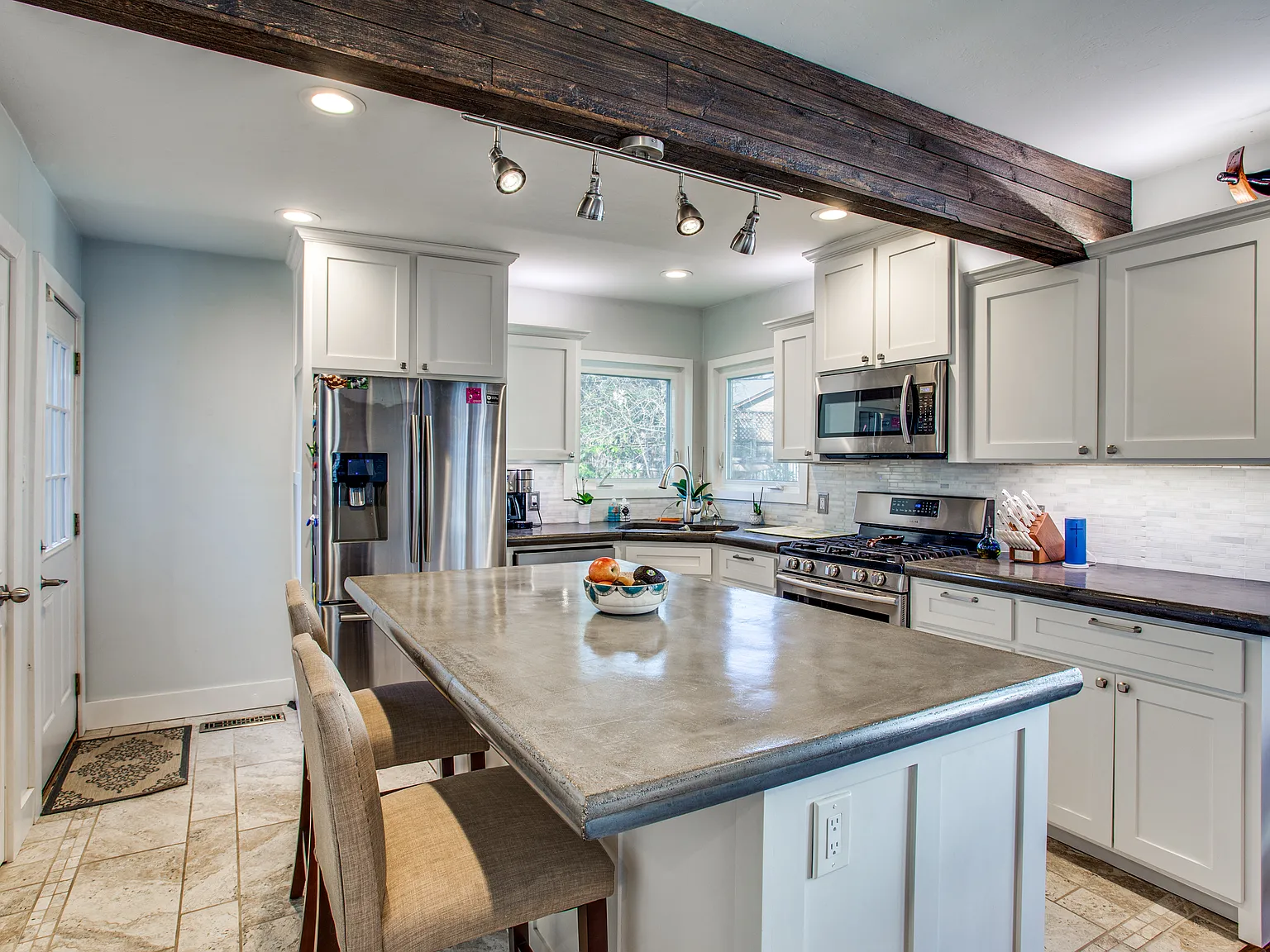 4 bed, 2250 sqft, $2,650 — Photo 4
