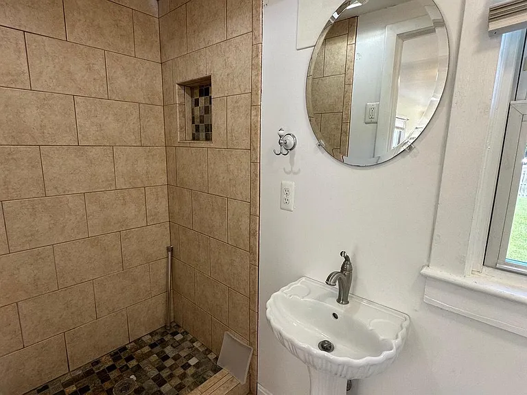6501 Glenbard Ct — Photo 5