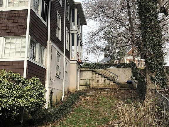 5th image of 220 Belvedere St