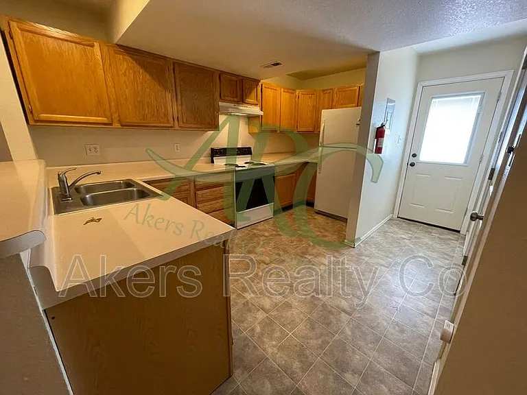 178 E Spaulding Ave — Photo 4