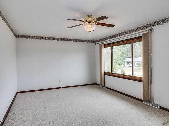 3rd image of 138 Dulles Dr