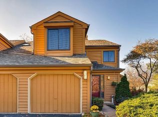 950 Shoreline Rd, Lake Barrington, IL 60010