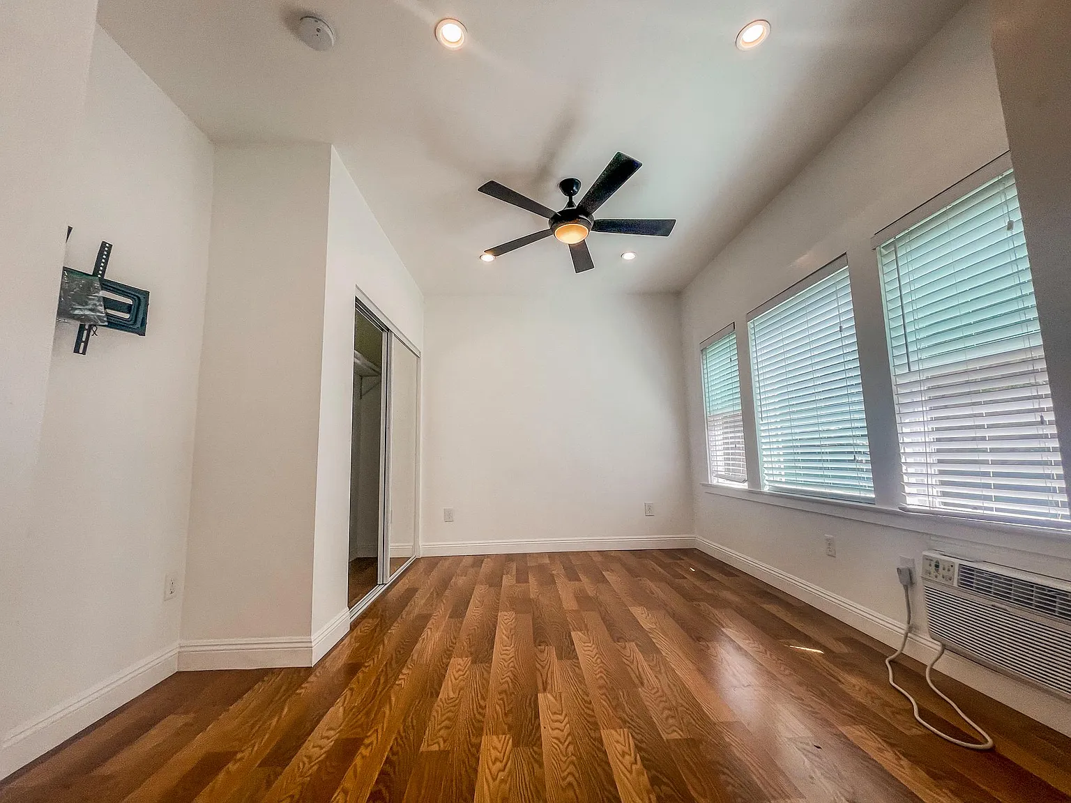 Studio, 400 sqft, $1,875 — Photo 4