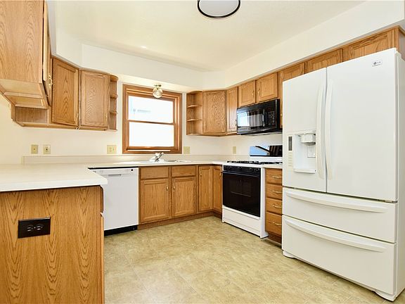 3rd image of 2814 SW Glenbrooke Ct