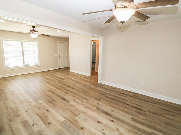 4th image of 117 E 12th St #Tx79339