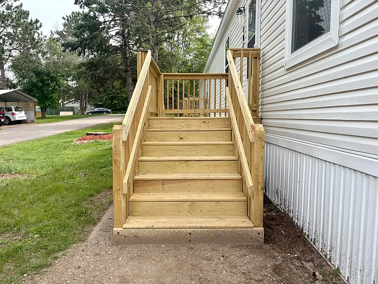 402 Lily Ln — Photo 2