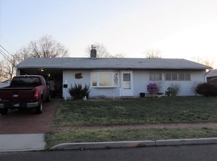 46 Glenwood Ln, Levittown, PA 19055